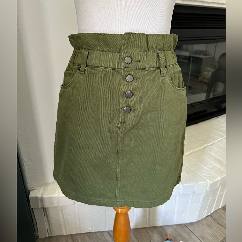 NWOT BLANKNYC Army Green Mini Skirt with Buttons and Ruffled Waist- so cute! - Picture 2 of 5
